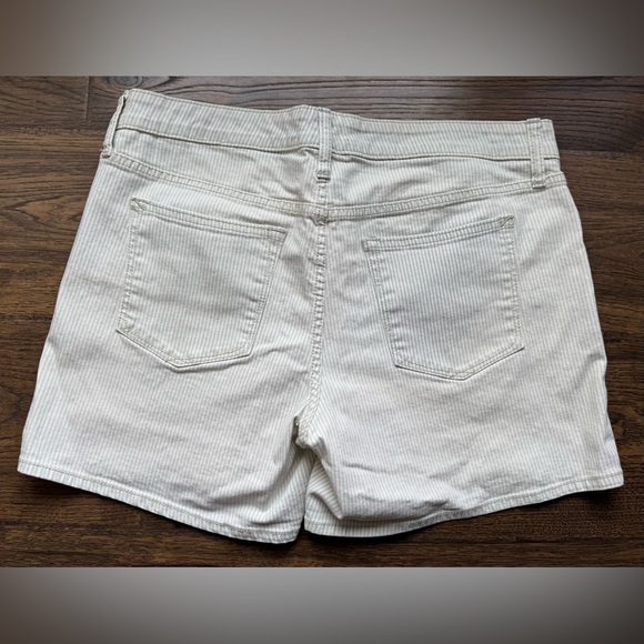 GAP Women's Light Striped Jean Shorts - Picture 3 of 3